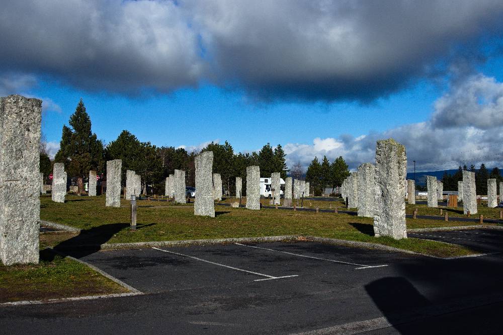 monolithes de granites sur pelouses dans un parking