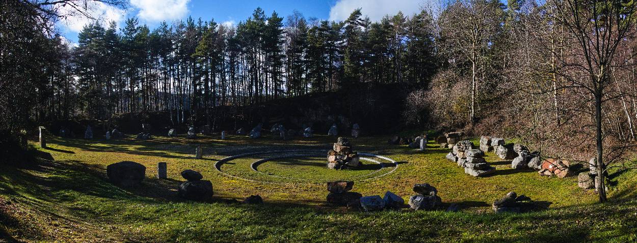 le géoscope formé d'un cercle de pierre avec un cairn au centre dans une clairière du bois